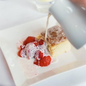 Sponge cake with strawberries and cream